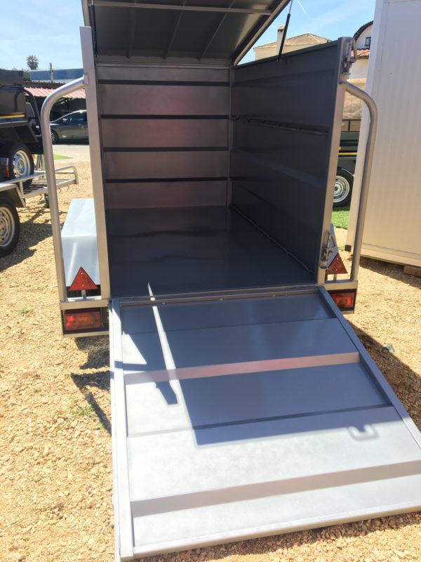 caja cerrada doble eje, minicaravanas, minicarabanas, batea, remolque con tapa, remolque cerrado, caja cerrada, doble eje, remolque tienda, remolque de motos